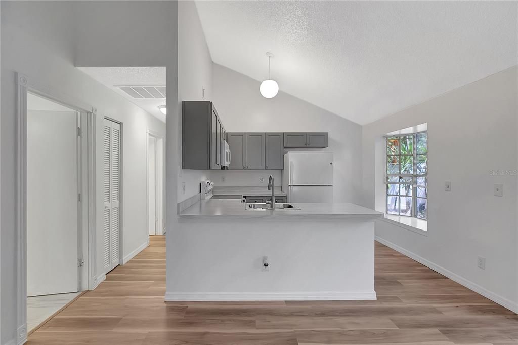 Active With Contract: $239,500 (3 beds, 1 baths, 995 Square Feet)