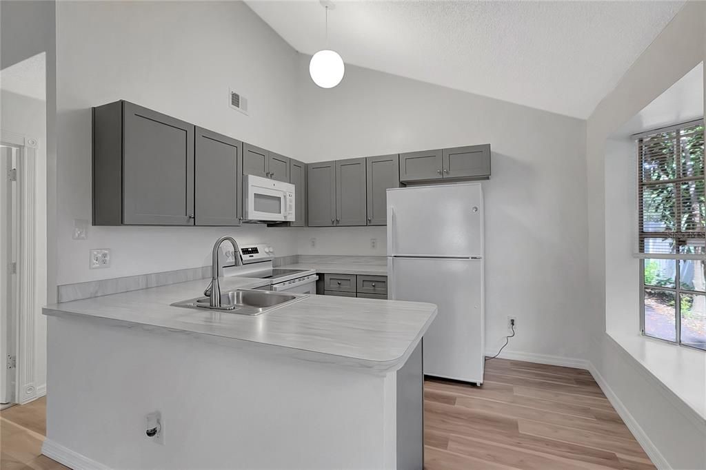 Active With Contract: $239,500 (3 beds, 1 baths, 995 Square Feet)