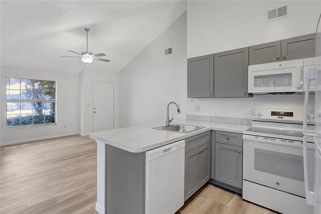 Active With Contract: $239,500 (3 beds, 1 baths, 995 Square Feet)