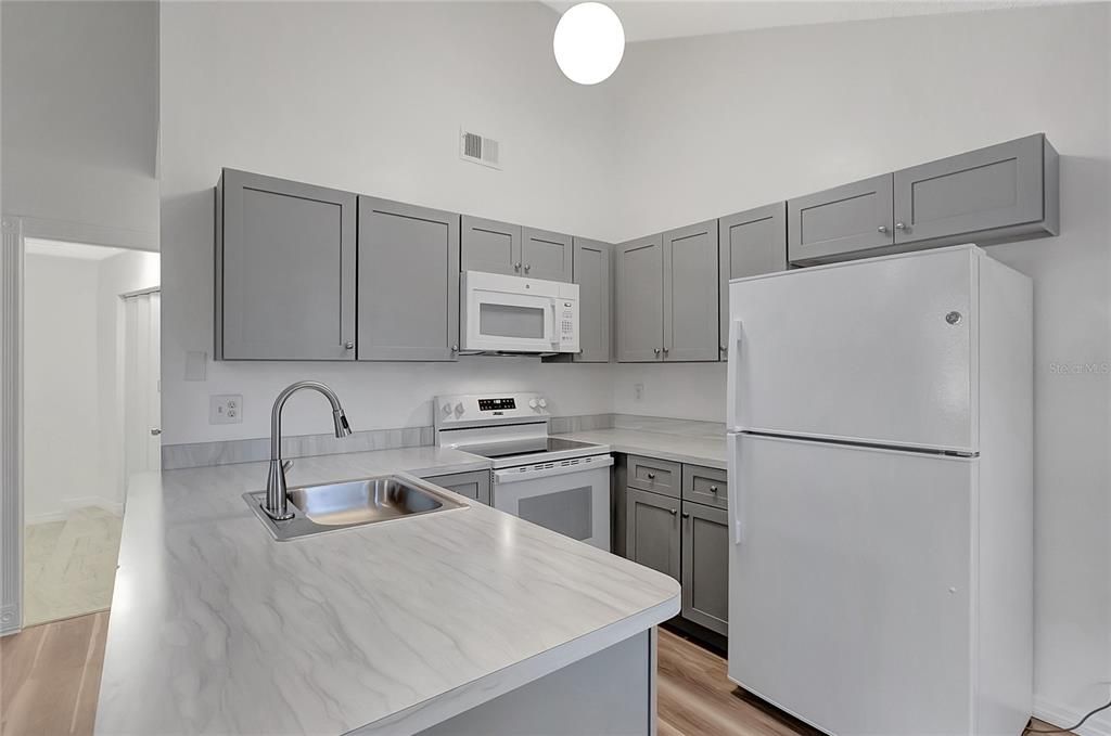 Active With Contract: $239,500 (3 beds, 1 baths, 995 Square Feet)