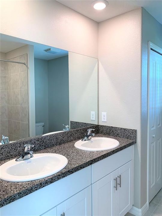 For Rent: $2,400 (4 beds, 2 baths, 1805 Square Feet)