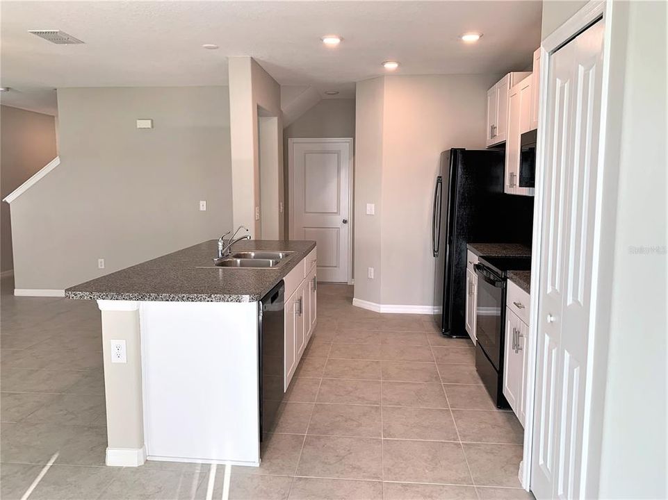 For Rent: $2,400 (4 beds, 2 baths, 1805 Square Feet)