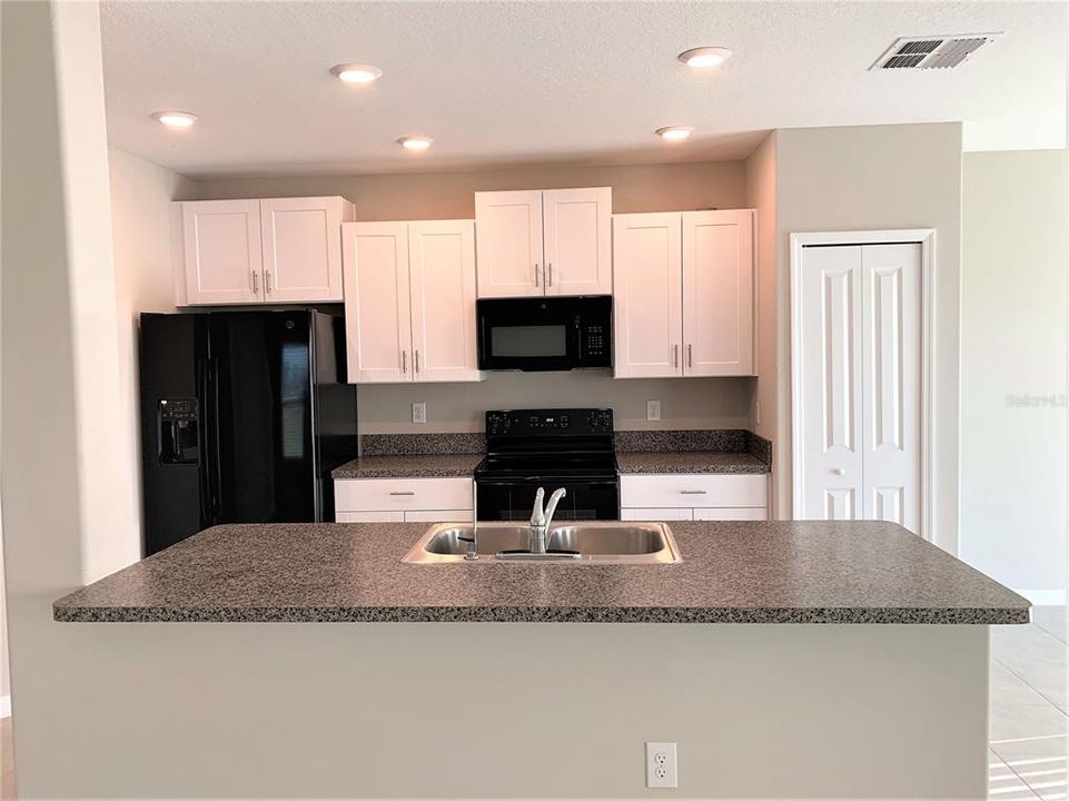 For Rent: $2,400 (4 beds, 2 baths, 1805 Square Feet)