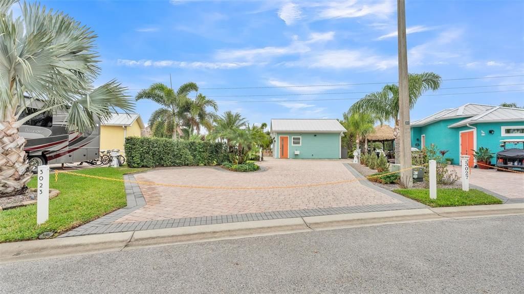 На продажу: $369,900 (0.11 acres)