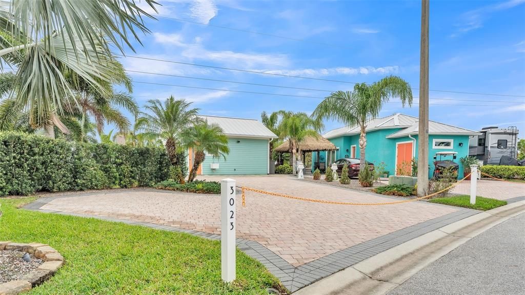 На продажу: $369,900 (0.11 acres)