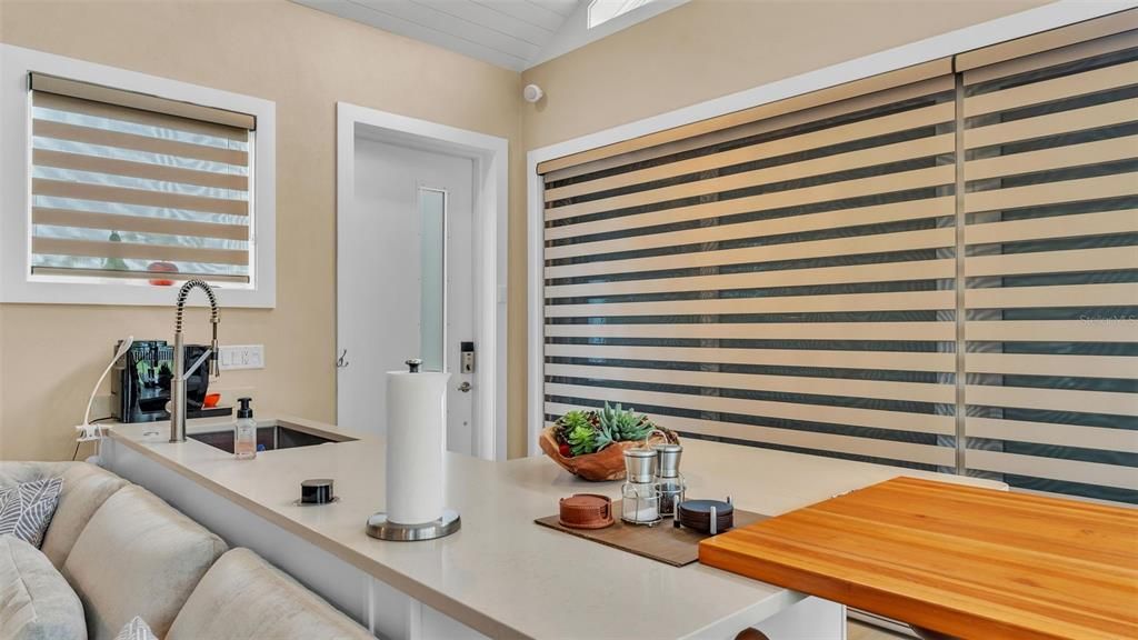 На продажу: $369,900 (0.11 acres)