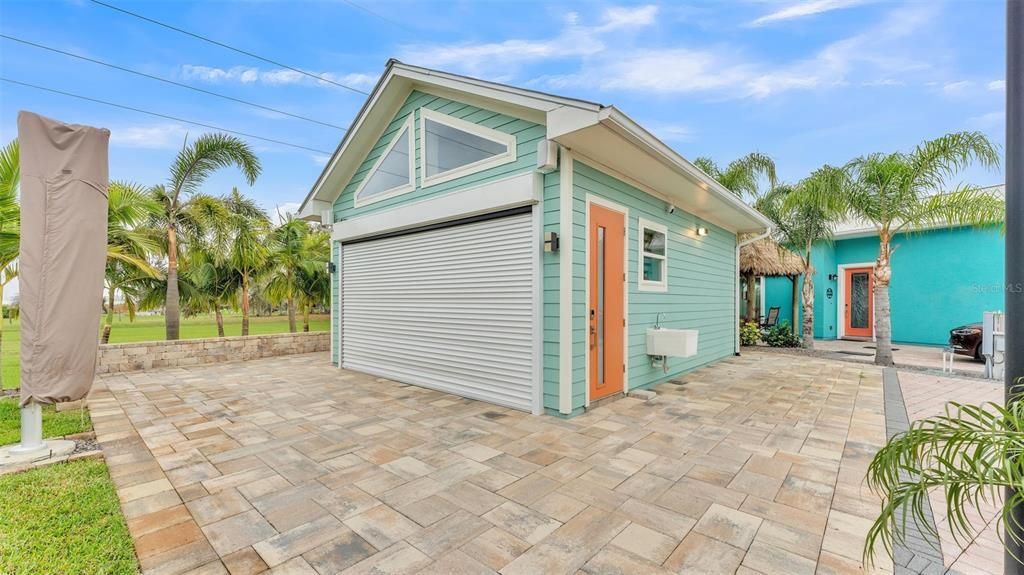 На продажу: $369,900 (0.11 acres)