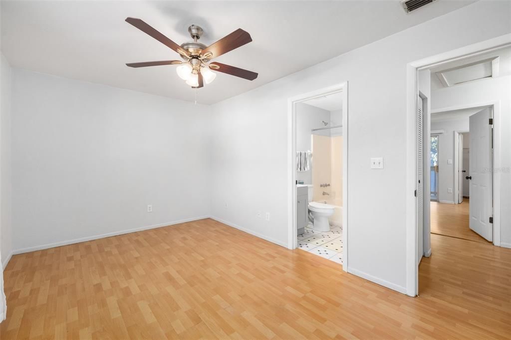 For Sale: $154,900 (2 beds, 2 baths, 1110 Square Feet)