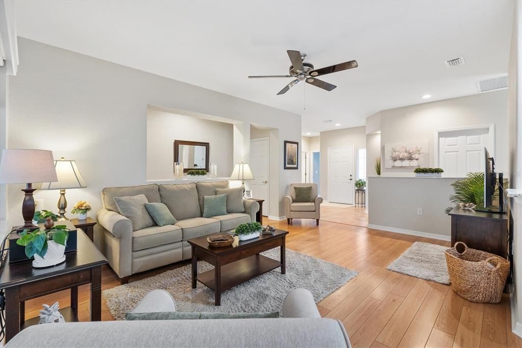 待售: $355,000 (3 贝兹, 2 浴室, 1649 平方英尺)