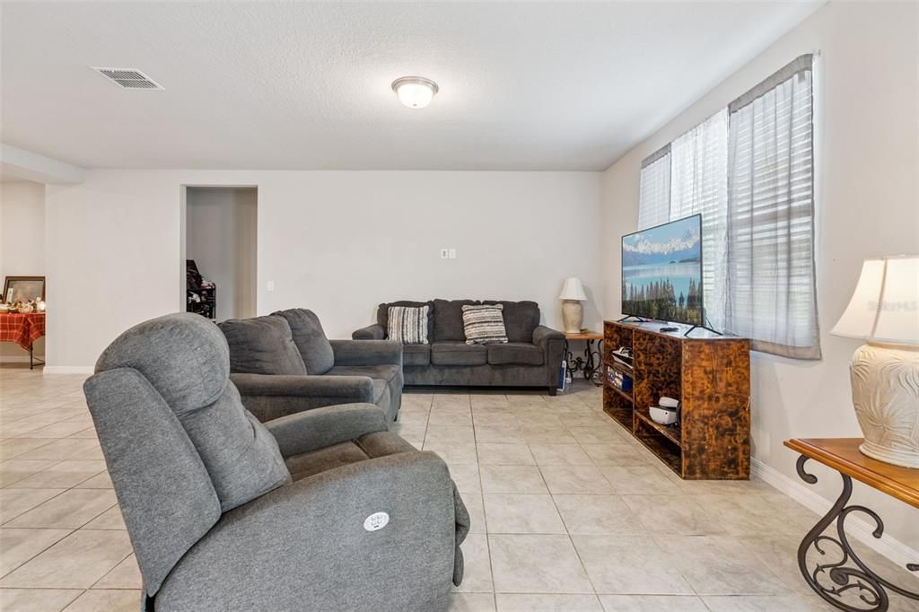 待售: $334,980 (4 贝兹, 2 浴室, 1849 平方英尺)