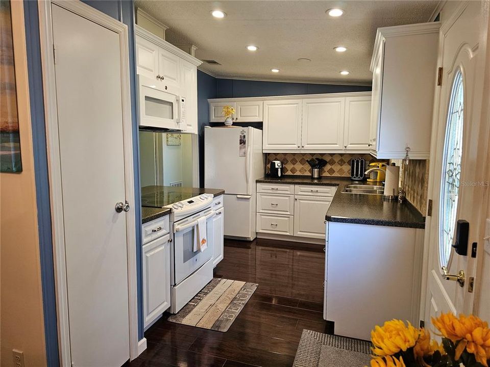 待售: $224,000 (2 贝兹, 2 浴室, 1092 平方英尺)