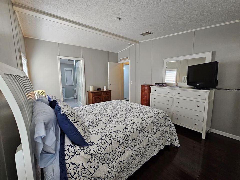 待售: $224,000 (2 贝兹, 2 浴室, 1092 平方英尺)