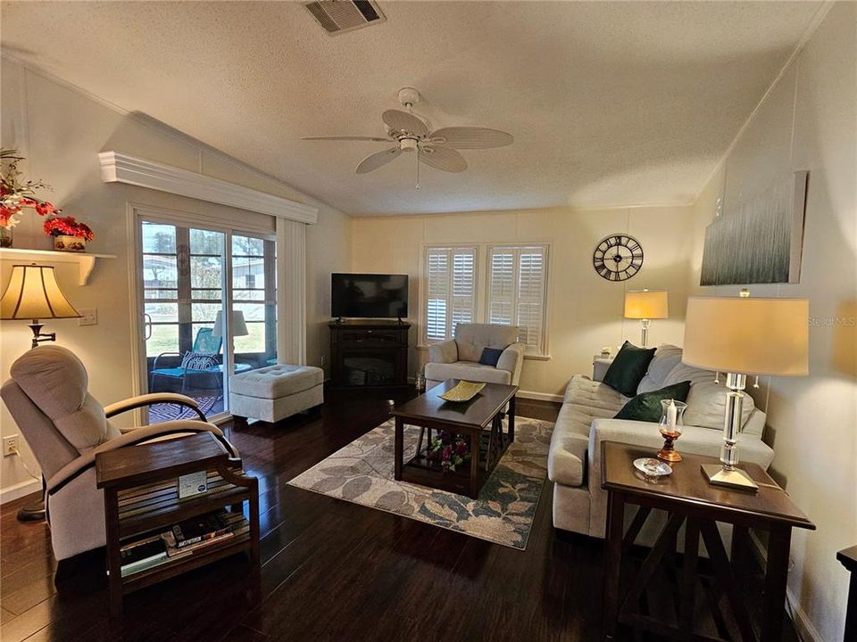 待售: $224,000 (2 贝兹, 2 浴室, 1092 平方英尺)