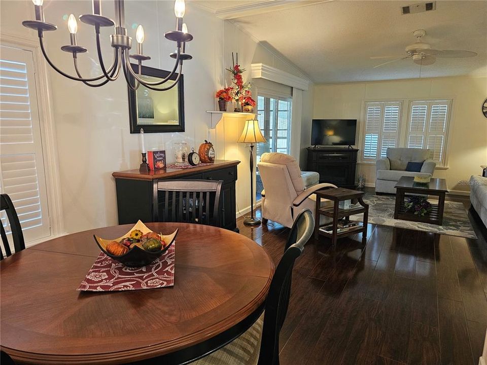 待售: $224,000 (2 贝兹, 2 浴室, 1092 平方英尺)