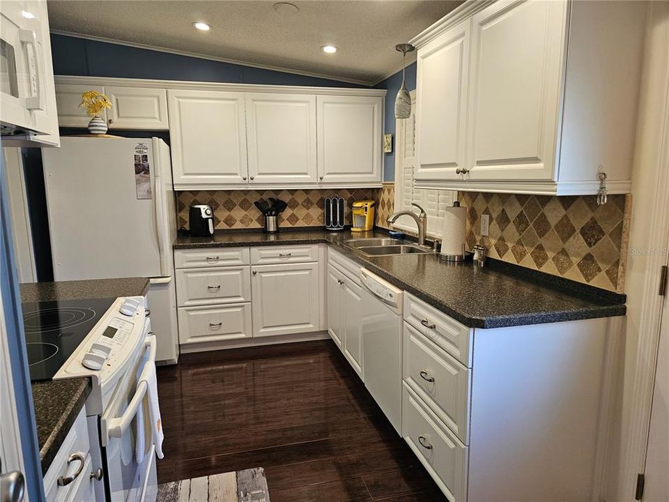 待售: $224,000 (2 贝兹, 2 浴室, 1092 平方英尺)