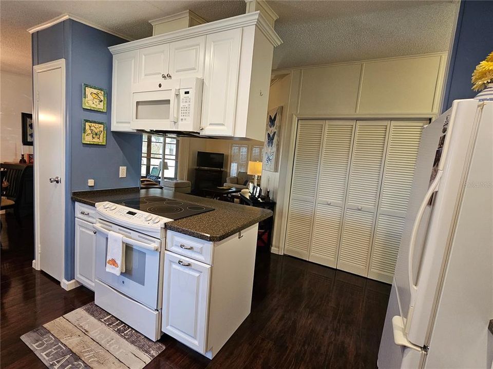 待售: $224,000 (2 贝兹, 2 浴室, 1092 平方英尺)