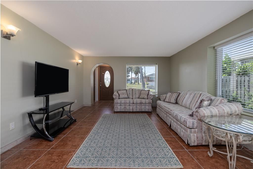 待售: $359,900 (2 贝兹, 2 浴室, 1437 平方英尺)