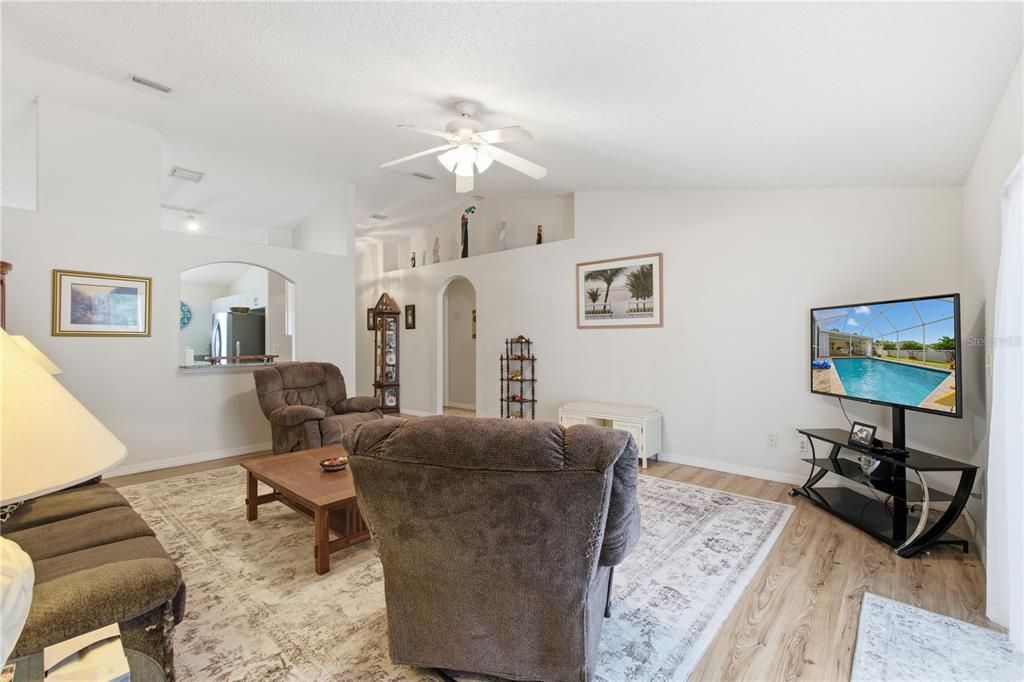 待售: $379,900 (3 贝兹, 2 浴室, 1588 平方英尺)