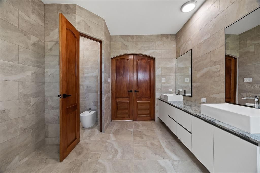 For Sale: $2,500,000 (4 beds, 4 baths, 5716 Square Feet)