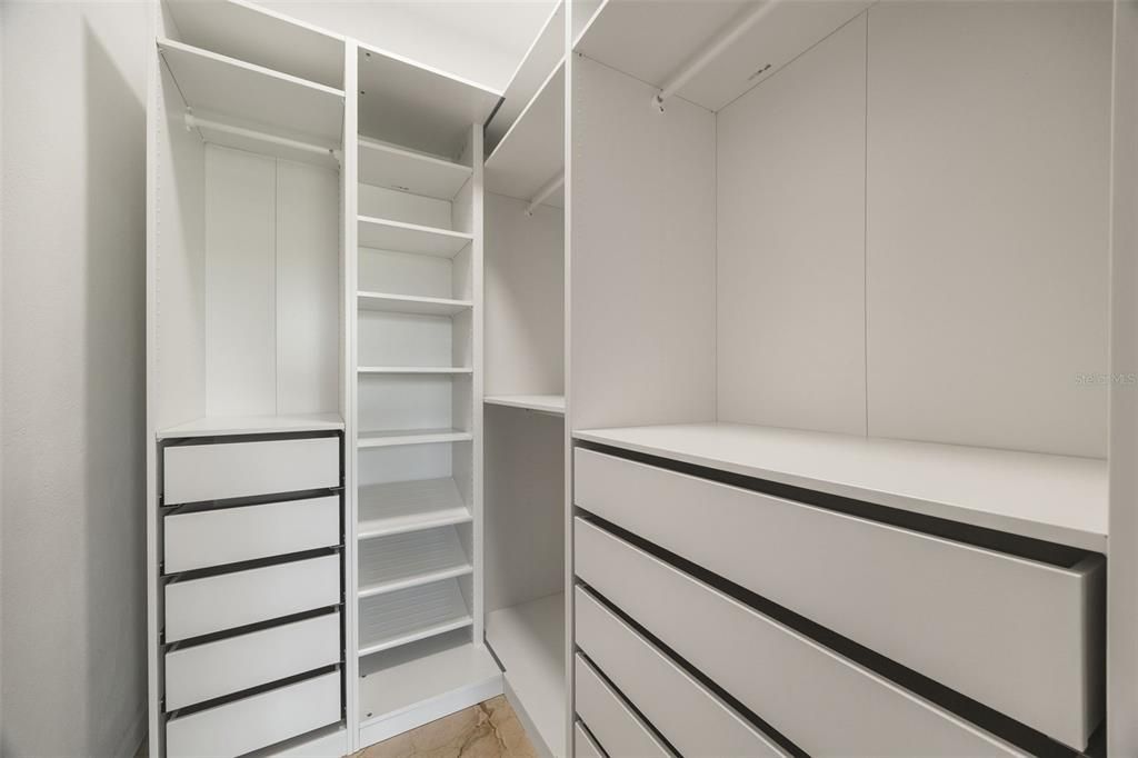 For Sale: $2,500,000 (4 beds, 4 baths, 5716 Square Feet)