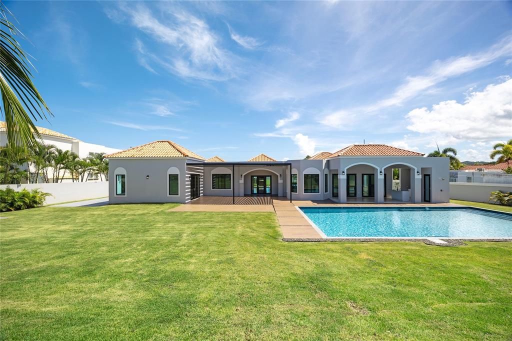 For Sale: $2,500,000 (4 beds, 4 baths, 5716 Square Feet)