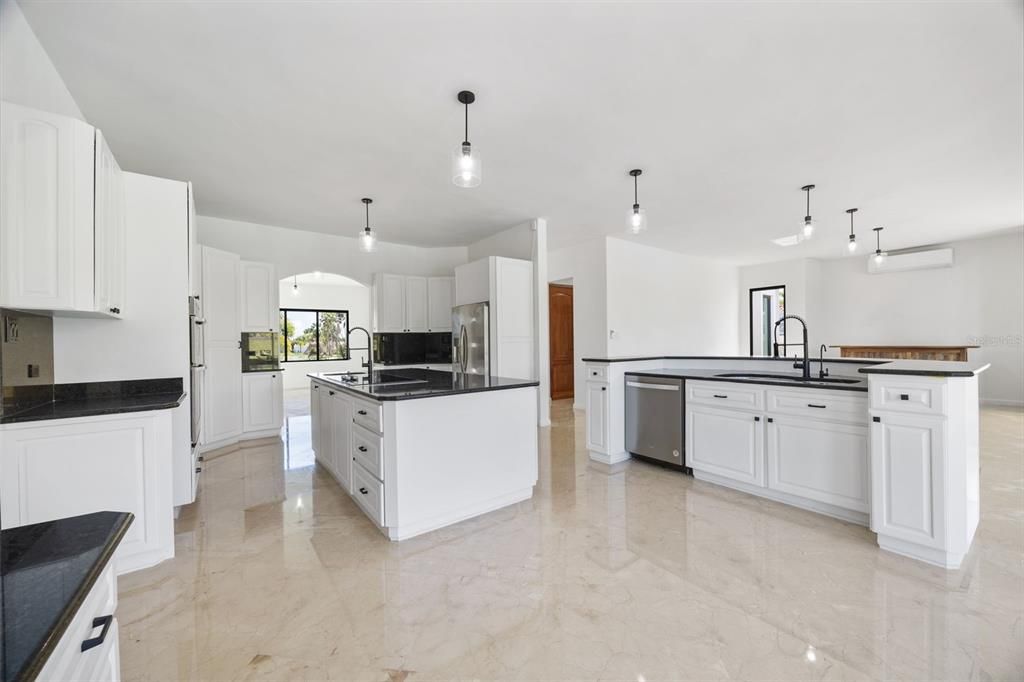 For Sale: $2,500,000 (4 beds, 4 baths, 5716 Square Feet)