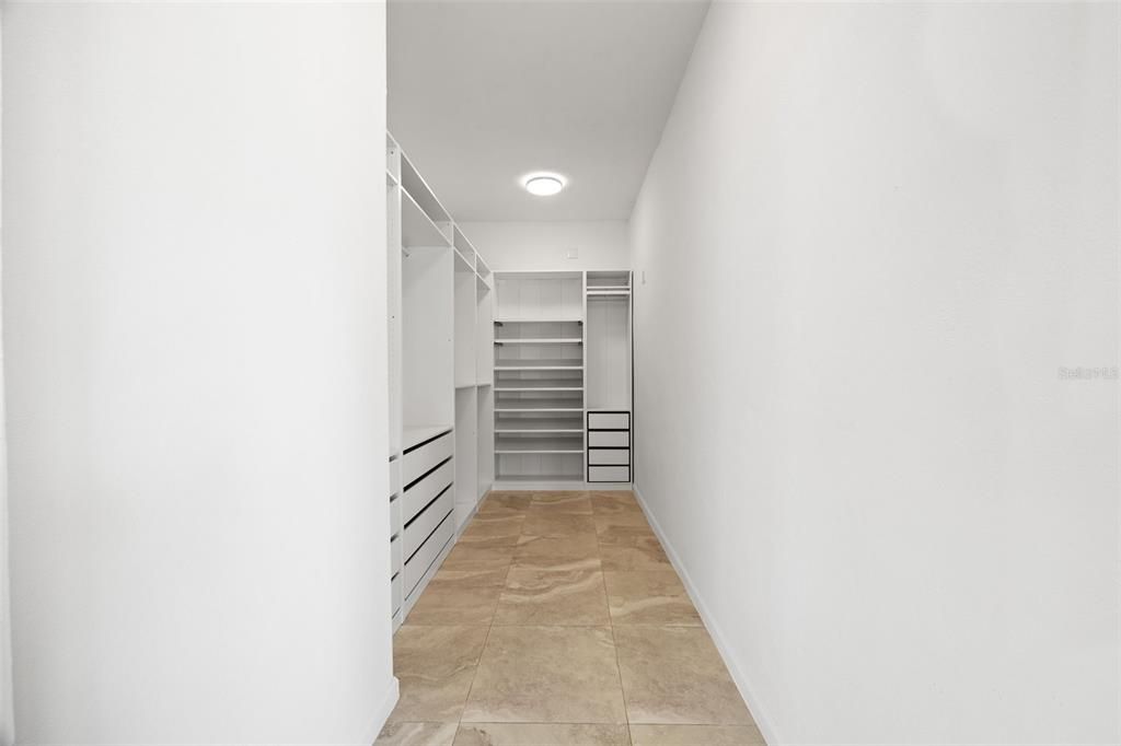 For Sale: $2,500,000 (4 beds, 4 baths, 5716 Square Feet)