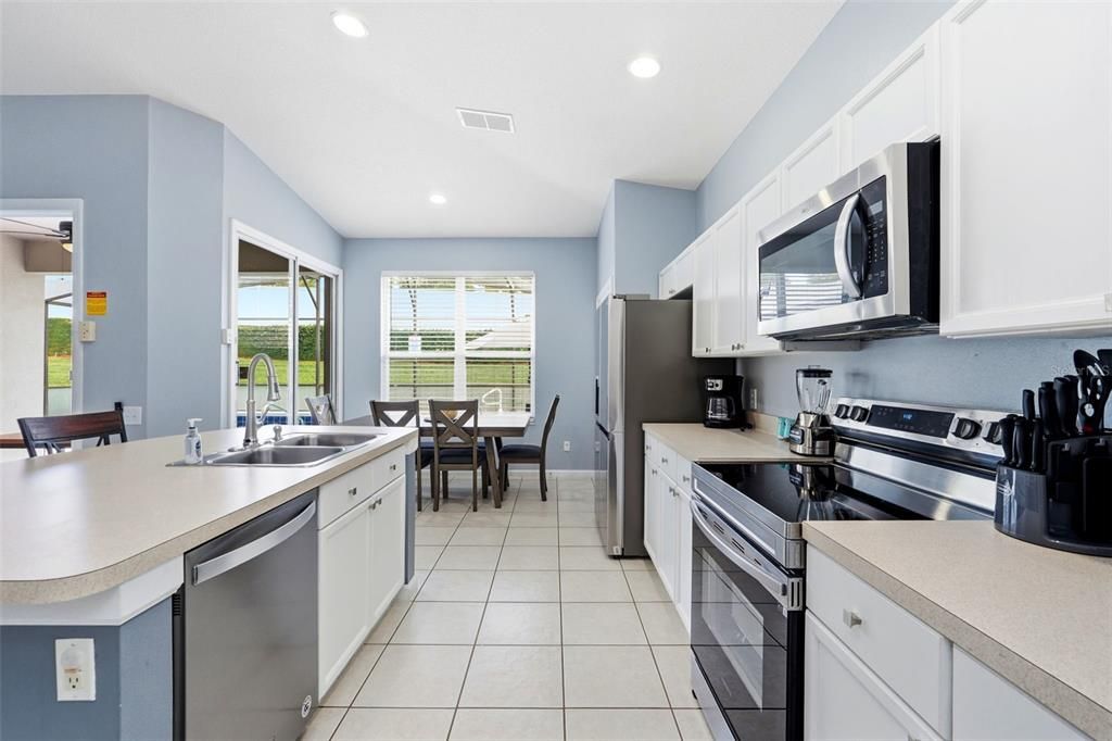 Под контрактом: $425,000 (4 спален, 3 ванн, 1834 Квадратных фут)