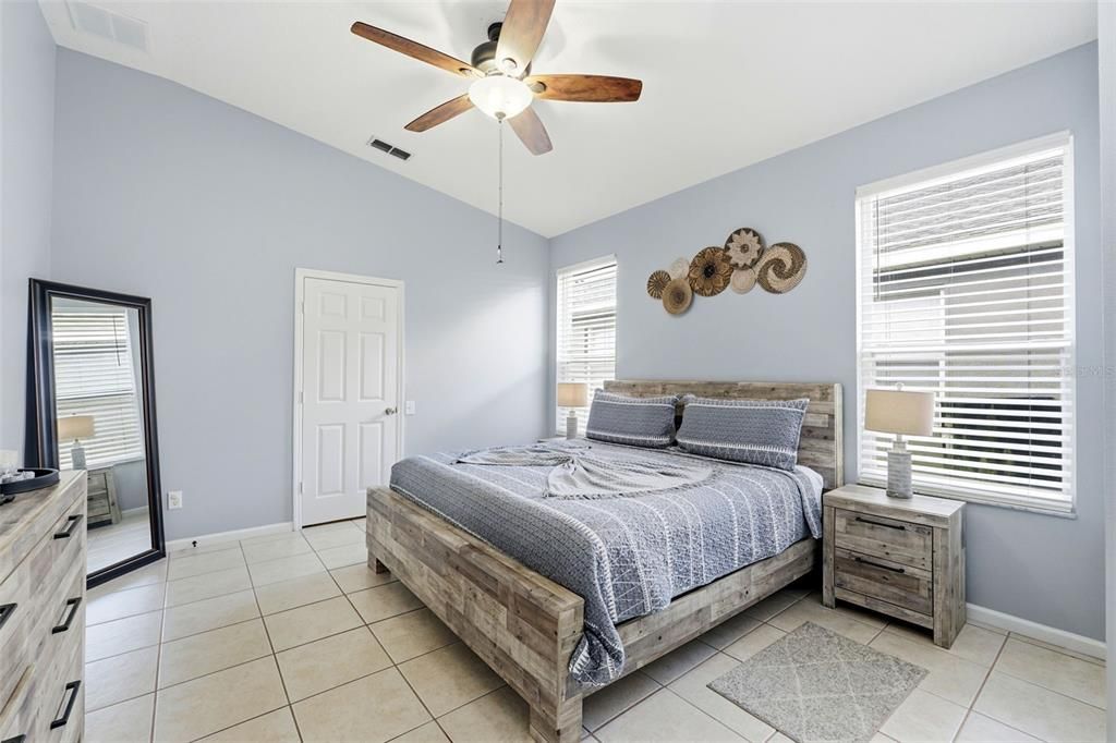 Под контрактом: $425,000 (4 спален, 3 ванн, 1834 Квадратных фут)