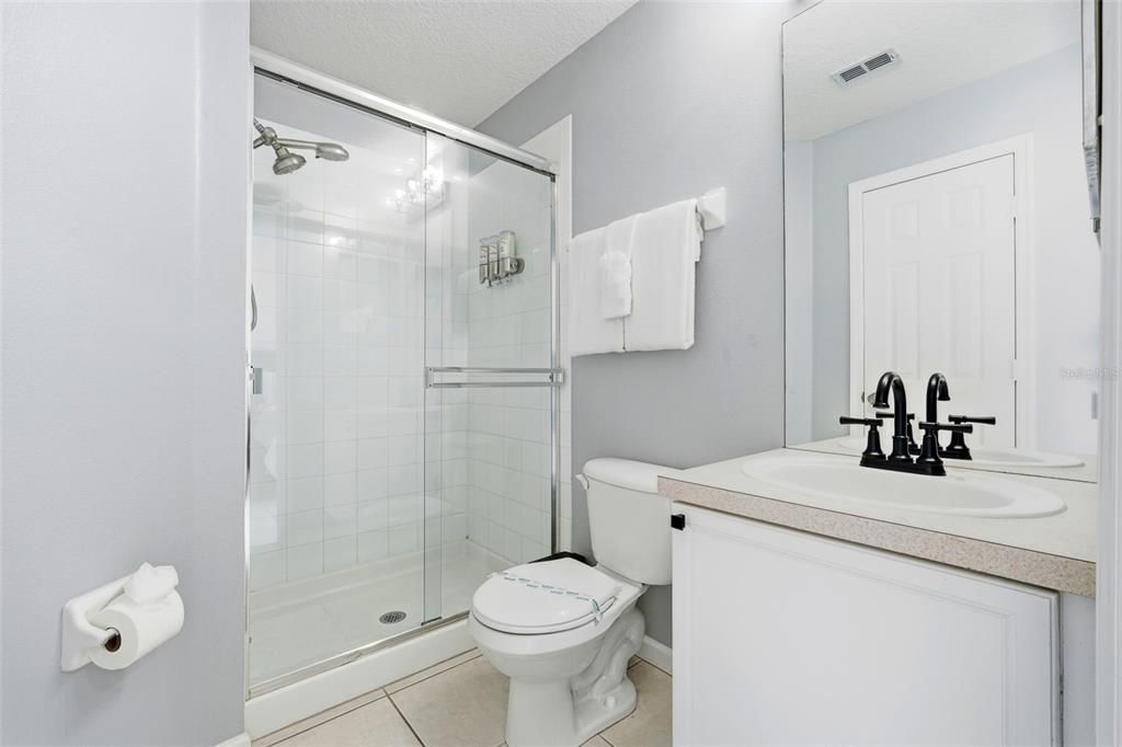 Под контрактом: $425,000 (4 спален, 3 ванн, 1834 Квадратных фут)