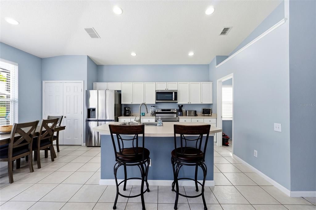 Под контрактом: $425,000 (4 спален, 3 ванн, 1834 Квадратных фут)