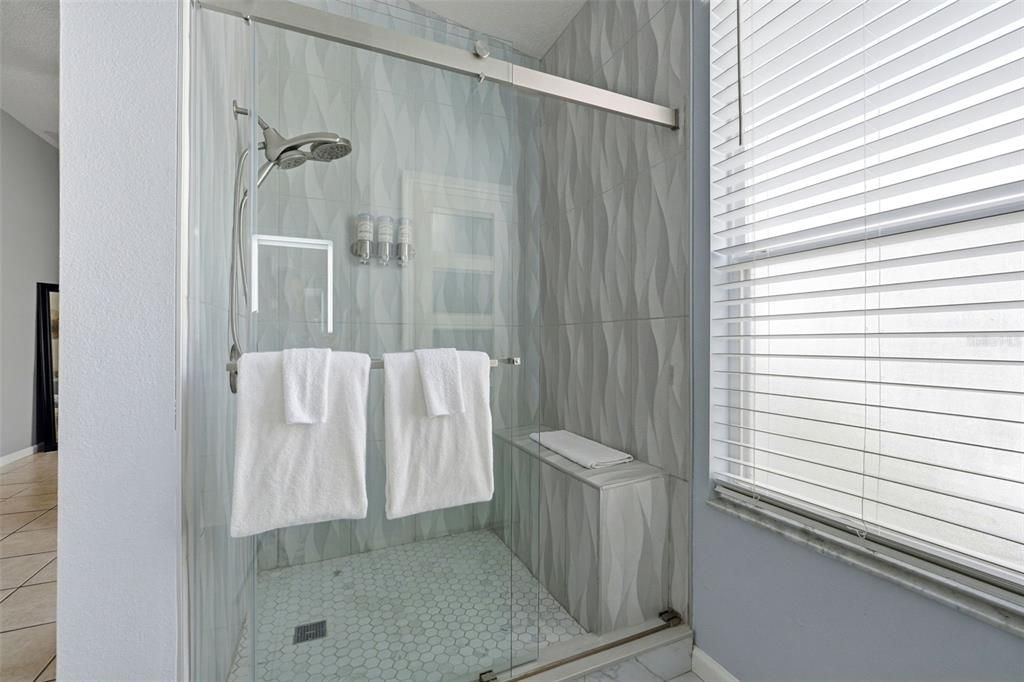 Под контрактом: $425,000 (4 спален, 3 ванн, 1834 Квадратных фут)