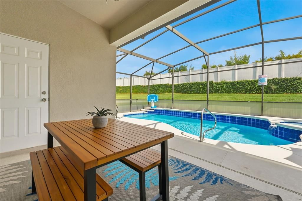 Под контрактом: $425,000 (4 спален, 3 ванн, 1834 Квадратных фут)