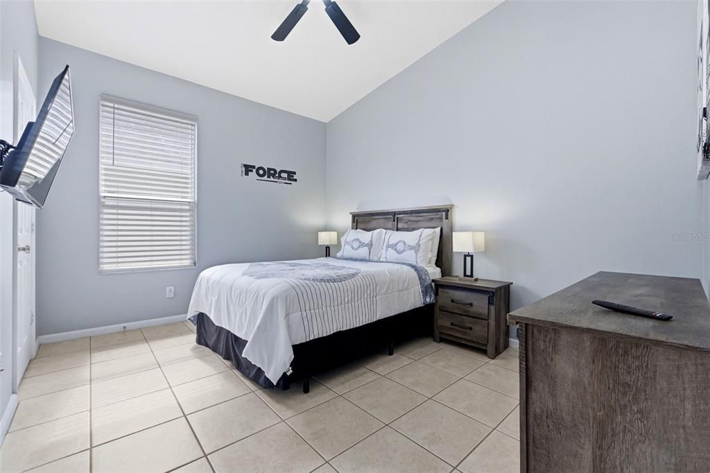 Под контрактом: $425,000 (4 спален, 3 ванн, 1834 Квадратных фут)