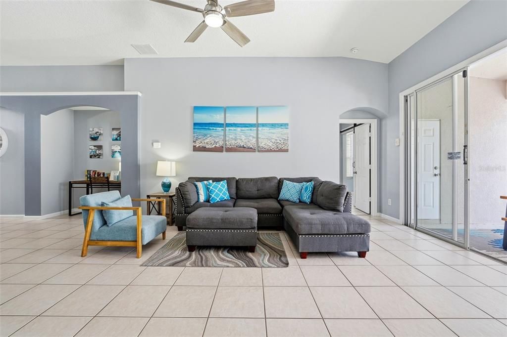 Под контрактом: $425,000 (4 спален, 3 ванн, 1834 Квадратных фут)