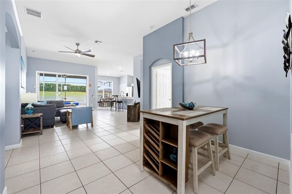 Под контрактом: $425,000 (4 спален, 3 ванн, 1834 Квадратных фут)