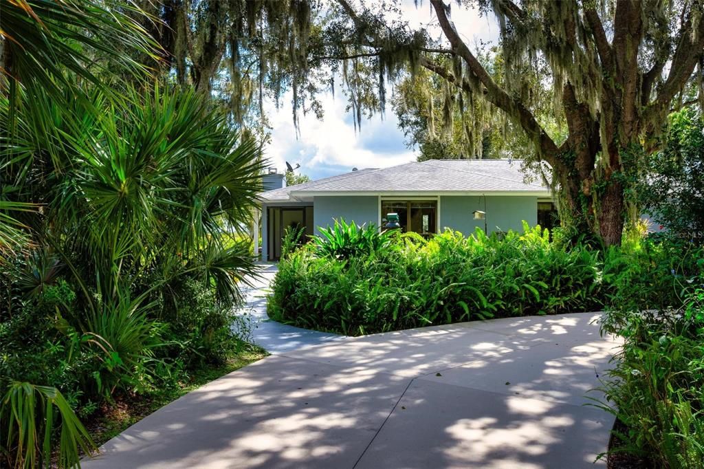 For Sale: $1,100,000 (5 beds, 3 baths, 2261 Square Feet)