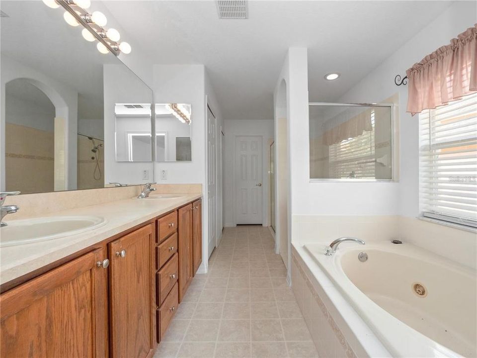 待售: $410,000 (3 贝兹, 2 浴室, 2406 平方英尺)