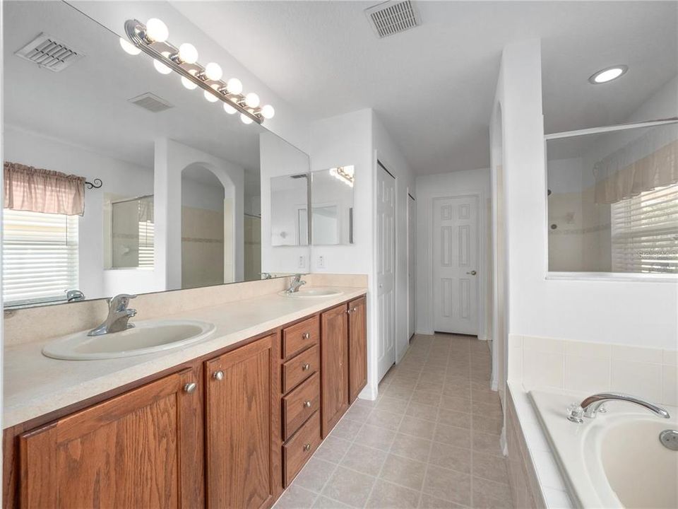 待售: $410,000 (3 贝兹, 2 浴室, 2406 平方英尺)