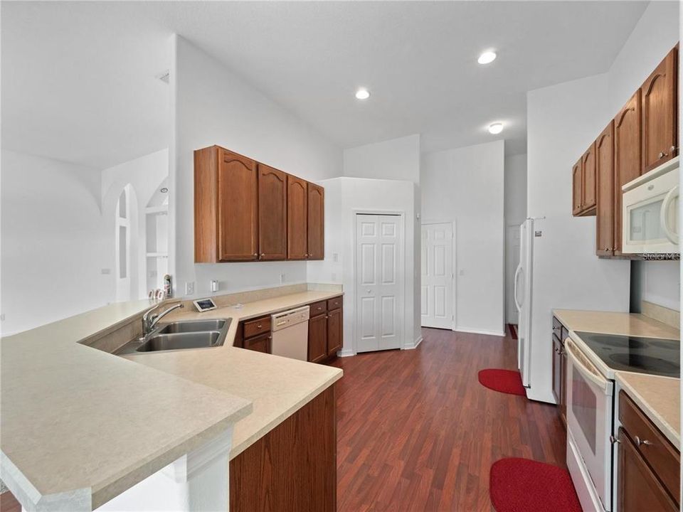 待售: $410,000 (3 贝兹, 2 浴室, 2406 平方英尺)