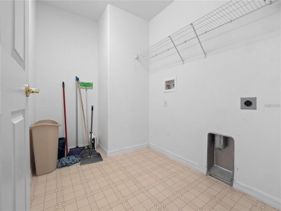 待售: $410,000 (3 贝兹, 2 浴室, 2406 平方英尺)