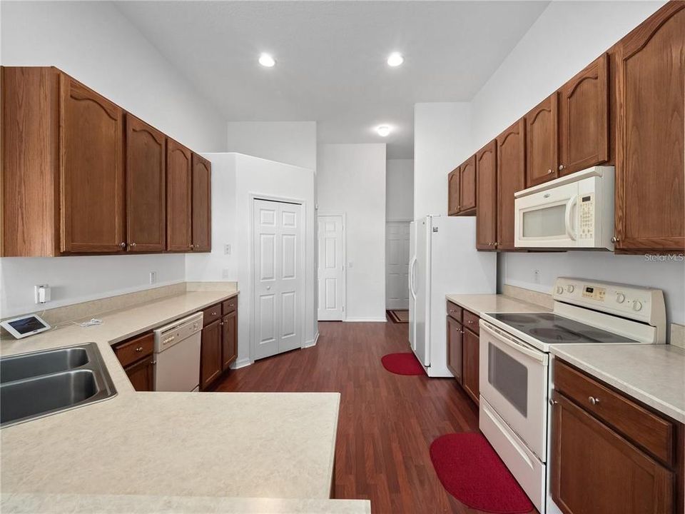 待售: $410,000 (3 贝兹, 2 浴室, 2406 平方英尺)