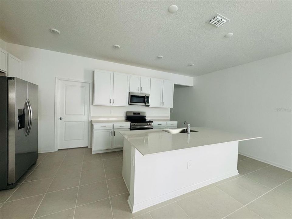 For Rent: $2,300 (3 beds, 2 baths, 1795 Square Feet)