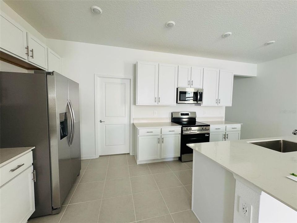 For Rent: $2,300 (3 beds, 2 baths, 1795 Square Feet)