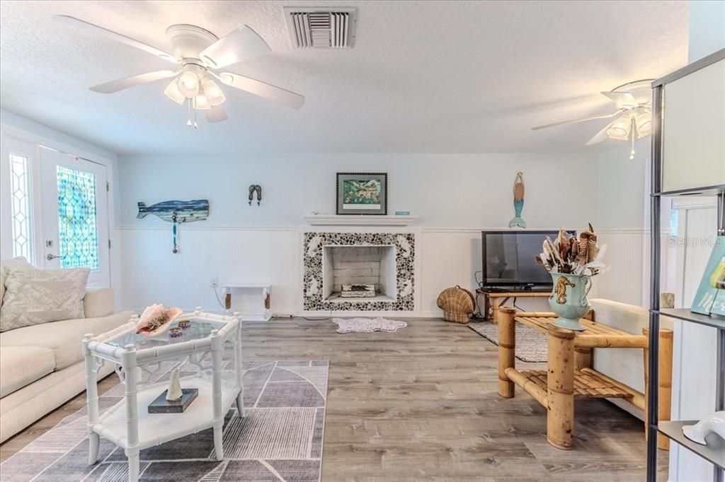 На продажу: $679,900 (4 спален, 3 ванн, 1728 Квадратных фут)