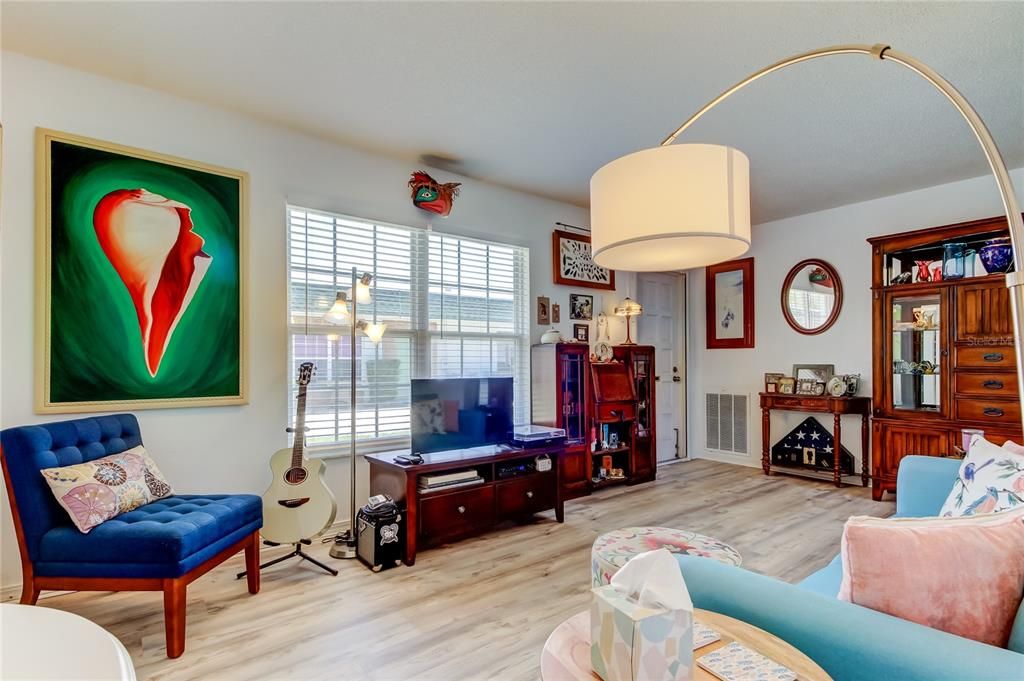 For Sale: $142,900 (1 beds, 1 baths, 630 Square Feet)