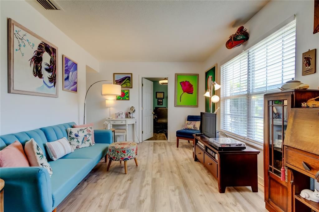 For Sale: $142,900 (1 beds, 1 baths, 630 Square Feet)