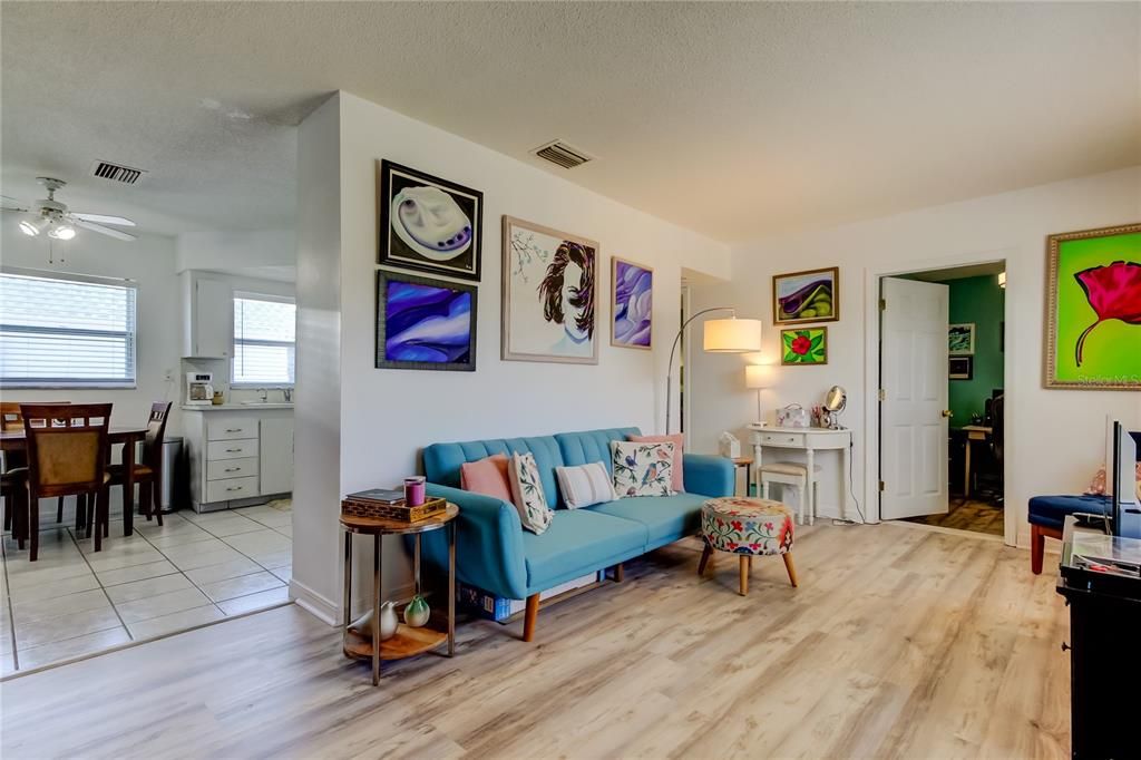 For Sale: $142,900 (1 beds, 1 baths, 630 Square Feet)