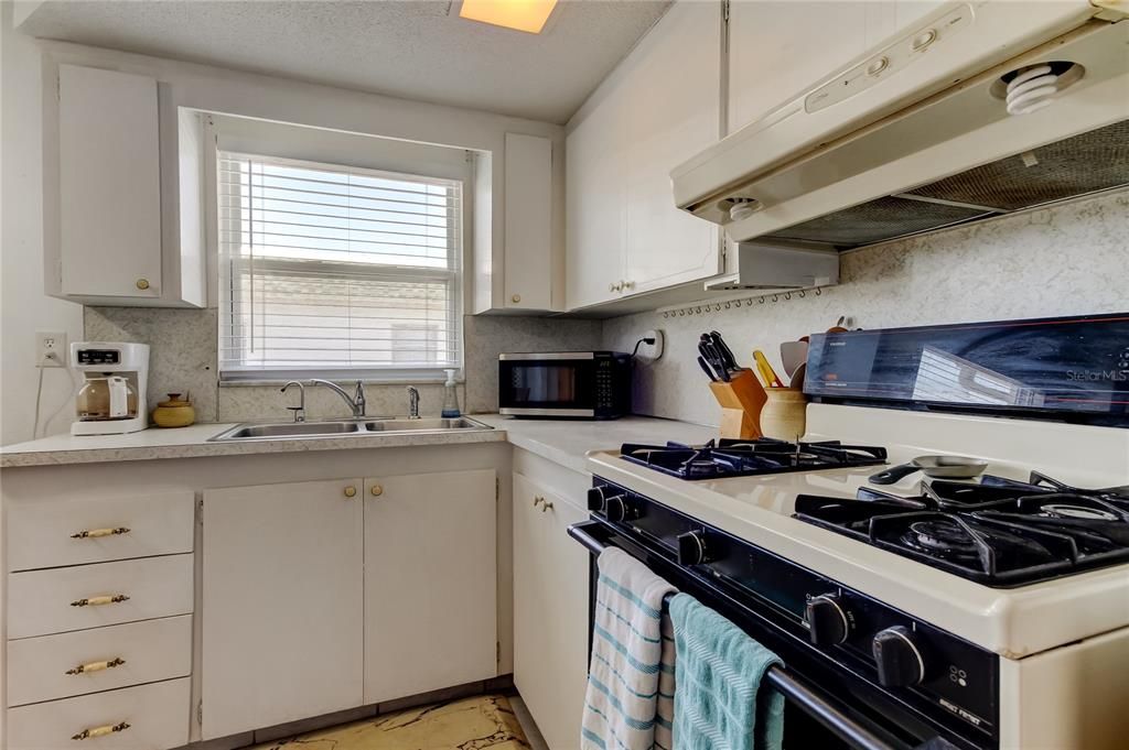 For Sale: $142,900 (1 beds, 1 baths, 630 Square Feet)