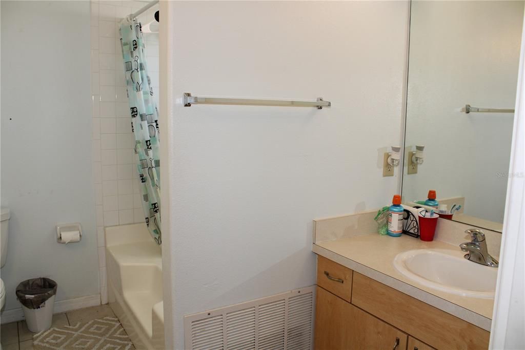 Activo con contrato: $449,000 (4 camas, 3 baños, 1779 Pies cuadrados)